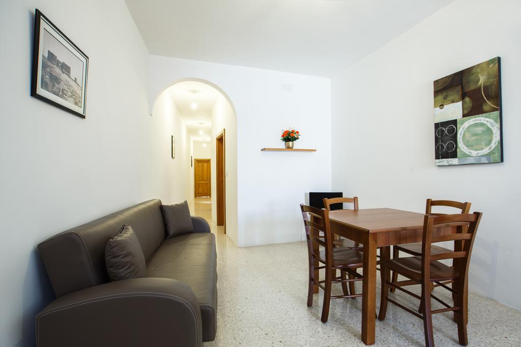 Dolphin Court Apartament *